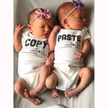 1 шт. копипаста близнецов цельные близнецов объявление подарки для двойни Детская подарок для новорожденных, для мальчиков и девочек, хлопок, близнецов Боди Одежда 2024 - купить недорого