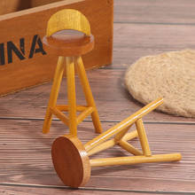 Taburete de Bar de madera en miniatura para casa de muñecas, silla de Bar, decoración de muebles, 1/12 2024 - compra barato