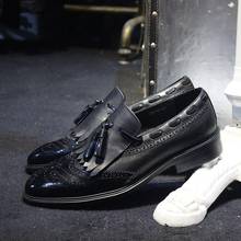 Sapatos sociais de luxo para homens, sapatos de couro genuíno de enfiar, sapatos vintage com borlas, ponta de asa, sapatos de couro masculinos de negócios, tamanho grande 2024 - compre barato