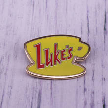 O pino de lapela do restaurante do luke gilmore meninas inspirou o emblema vermelho amarelo da chávena de café do broche 2024 - compre barato