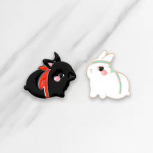 Набор эмалированных брошей черный белый кролик пара рюкзак одежда лацкан значок мультфильм ювелирные изделия подарок для друзей детей 2024 - купить недорого