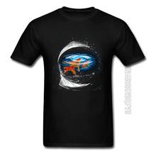Новейший дизайн, мужские футболки, топы с принтом астронавта и золотой рыбки, Мужская футболка с круглым вырезом и коротким рукавом, ночная уличная футболка 2024 - купить недорого