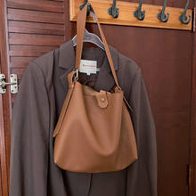Женская сумка через плечо из мягкой искусственной кожи, вместительные дизайнерские трендовые дамские сумочки через плечо в Корейском стиле 2024 - купить недорого