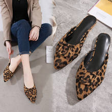 Zapatillas de leopardo puntiagudas sexys para mujer, mules aterciopelados con hebilla y cinturón de decoración, zapatos deslizantes para exteriores, zapatos de leopardo para mujer 2024 - compra barato