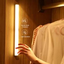 Новые творческие светодиодный ночные светильники движения Сенсор Беспроводной USB аккумуляторная Ночная лампа для Кухня шкаф Спальня настенный светильник 2024 - купить недорого