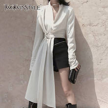 Женская асимметричная куртка TWOTWINSTYLE, белая куртка с V-образным вырезом, длинными рукавами, высокой талией и поясом на лето 2020 2024 - купить недорого