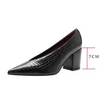 XGRAVITY gruesos-zapatos de tacón alto para mujer, calzado de vestir con punta en pico, diseño de grano de piedra, C336 2024 - compra barato