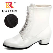 Женские кожаные ботинки ROYYNA, черные повседневные Ботинки на каблуке, теплая плюшевая обувь, зима 2020 2024 - купить недорого