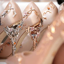 Marca de luxo Mulheres Bombas Dedo Apontado Flor Projeto De Seda Casamento Sapatos de Salto Mulheres Elegantes Saltos Altos Das Senhoras Bombeia o Transporte Da Gota 2024 - compre barato