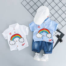 Meninos verão terno crianças rainbow imprimir camisa dos desenhos animados manga curta T-shirt + short de cor sólida dois-terno peça детская одежда40 * 2024 - compre barato