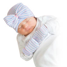 Шапка и перчатки для новорожденных девочек, вязаная шапка в полоску с большим бантом, вязаная шапочка для новорожденных, вязаная шляпа с бантом, головные уборы для детей 2024 - купить недорого