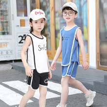 Комплект детской одежды, жилет без рукавов и шорты для маленьких мальчиков и девочек, костюм из двух предметов, Детская Хлопковая повседневная одежда в Корейском стиле с надписью 2024 - купить недорого