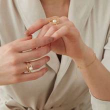 Новый шикарный дизайн, кольцо с жемчугом, элегантный, имитация жемчуга, простое круглое полое геометрическое кольцо, женские вечерние ювелирные изделия, подарок 2024 - купить недорого