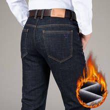 2020 Зимние новые мужские теплые и плотные деловые джинсы в классическом стиле черные синие хлопковые прямые джинсовые брюки мужские Брендовые брюки 2022 - купить недорого