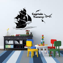 Персонализированные пиратский капитан пользовательское имя настенные наклейки Пиратская лодка виниловая наклейка на стену украшение для комнаты мальчиков Аксессуары X728 2024 - купить недорого