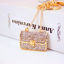 Llavero con forma de bolso para mujer, accesorio creativo con diamantes de imitación blancos, de metal, pequeño regalo 2024 - compra barato