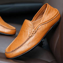 Sapatos masculinos de couro, mocassim casual, sem cadarço, para dirigir, sapato baixo, à prova d'água 2024 - compre barato