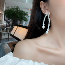 Pendientes largos de perlas blancas para mujer, joyería de moda de nuevo diseño coreano, pendientes femeninos de temperamento de cristal con lazo tejido 2024 - compra barato