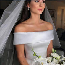Платье свадебное атласное с открытыми плечами и пуговицами 2024 - купить недорого
