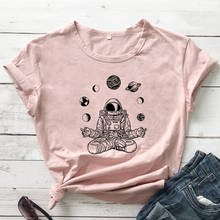 Футболка с изображением космонавта, медитация в космосе, забавная летняя футболка с графикой для йоги, медитация, Harajuku, женская футболка Tumblr, хипстерская футболка, Топ Camiseta 2024 - купить недорого