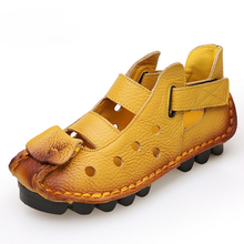 Sandália plana de couro genuíno com fundo macio, sapato feminino de personalidade para lazer, sandálias retrô artesanais, verão, novo, 2020 2024 - compre barato