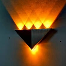 Lámpara de pared nórdica para interiores, luz Led de aluminio de 5W con forma triangular, moderna para escaleras, dormitorio, mesita de noche y baño 2024 - compra barato