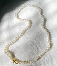 Gargantilla de perlas blancas brillantes para mujer, collar de oro con cierre de perlas naturales de agua dulce, joyería de 35cm, 14 pulgadas, 4-5mm 2024 - compra barato