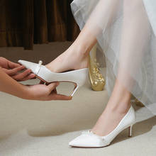 Bride's wedding shoes show two wearing 2021 new white crystal heels can usually wear 2024 - buy cheap