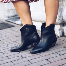 Черные ботильоны на массивном каблуке, женские модные замшевые короткие сапоги без шнуровки с заклепками, с острым носком, рыцарские кожаные ботинки, обувь 2024 - купить недорого
