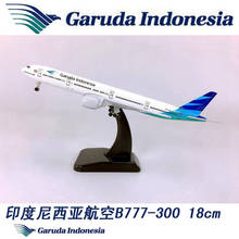 Avión de aleación con ruedas y base fundida, Boeing B777-300 de 18CM, modelo Garuda, de las aerolíneas de Indonesia, regalo coleccionable, 1:400 2024 - compra barato