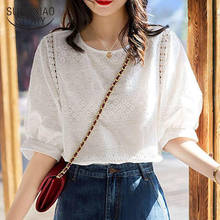 2021 новые летние джинсовые шорты в Корейском стиле белая блузка женская мода фонарь рукавом свободные рубашки с кружевом и вышивкой; Повседневные блузки размера плюс 13440 2024 - купить недорого