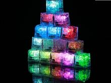 Presente de natal romântico led cubos de gelo rápido flash lento 7 cor em mudança de automóvel cristal cubo festa de casamento água-actived light-up 2024 - compre barato