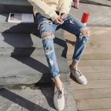 Лето 2020 модные рваные джинсы мужские тонкие ноги мужские корейские свободные хип-хоп джинсовые потертые нищие тонкие брюки-карандаш 2024 - купить недорого