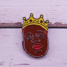 Alfileres de solapa esmaltados de personajes de celebridades, broche de corona Biggie Smalls 2024 - compra barato