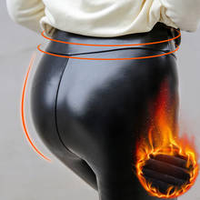 Женские зимние кожаные леггинсы большого размера, плотные бархатные теплые леггинсы с высокой талией, черные кожаные брюки для женщин 2024 - купить недорого