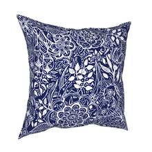 Цветочный узор в белом цвете на Темно-синие Подушка Чехол украшения диванные подушки для дома двухсторонняя Полиэстеровая печать 2024 - купить недорого