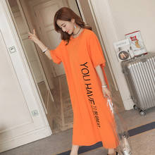 Летнее простое женское платье с буквенным принтом, свободное оранжевое хлопковое платье средней длины большого размера с круглым вырезом и короткими рукавами, распродажа D106 2024 - купить недорого