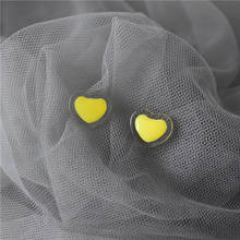 Милые Желтые серьги-гвоздики с эпоксидной смолой в форме сердца для женщин, модные ювелирные изделия, милые серьги с гипоаллергенной иглой 2024 - купить недорого