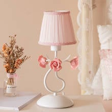 Rosa rosa mesa lateral luz decoração do quarto cama ins menina europa princesa lâmpada de cabeceira iluminação deco nightstand luminária 2024 - compre barato