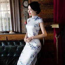 Белое Облегающее длинное атласное платье с разрезом, китайское традиционное пикантное длинное платье-Ципао, повседневный элегантный пикантный вечерний Халат 2024 - купить недорого