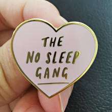 Pin esmaltado de The No Sleep Gang, broche con forma de vida, trabajo duro, jugar duro y mantenerse volando, insignia, nunca dejar de moler 2024 - compra barato