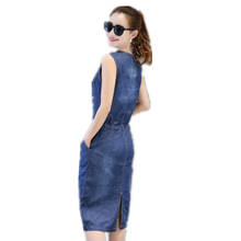 Женское джинсовое платье без рукавов, приталенное платье средней длины с V-образным вырезом, большие размеры, A371, лето 2021 2024 - купить недорого