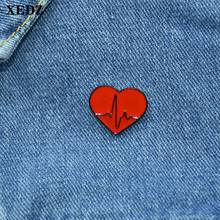 2020 эмалированная заколка в форме красного сердца, пульсирующий Романтический металлический значок, ювелирное изделие в стиле панк, брошка на лацканы, простая заколка, подарок для друзей 2024 - купить недорого