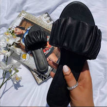 Летние женские тапочки; Модные элегантные сандалии со складками с открытым носком на плоской резиновой подошве; Уличные пляжные шлепанцы; Роскошная обувь 2024 - купить недорого