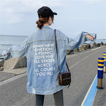 Женская джинсовая куртка с потертостями, свободная длинная джинсовая куртка с буквенным принтом сзади, стильное широкое пальто большого размера в Корейском стиле, новинка 2021 2024 - купить недорого