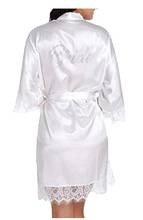 Satén Faux seda boda batas de dama de honor de la novia, vestido de novia Blanco/Albornoz de kimono, "novia" "dama de honor" gráfico en la espalda 2024 - compra barato