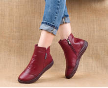 RUSHIMAN новые зимние кожаные народные ботинки на плоской подошве, бархатистая хлопковая обувь для мам, женские короткие ботинки ручной работы в стиле ретро, большие размеры 2024 - купить недорого