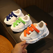 Zapatillas deportivas de malla para niños y niñas, zapatos escolares informales con suela flexible, a la moda, color verde, azul y naranja 2024 - compra barato