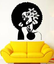 Aplique de pared de vinilo para mujer africana, peinado de flores en el pelo, pegatina de mujer negra, mural interior, dormitorio, art deco, wallpaperFZ38 2024 - compra barato