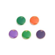 Doreenbeads pingente de lantejoulas esmaltadas de cobre estiloso quente joias coloridas redondas descobertas diy 12mm dia., 10 peças 2024 - compre barato